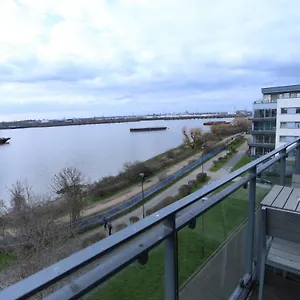 Apartment Lovely 2 Bed 2 Toilet Hill House River View