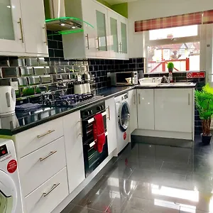 Apartment 2 Bedroom Apartment, Kitchen, Reception And Private Garden